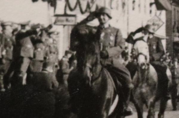 vier alte Fotos - Aufmarsch Soldaten -- Stadt - hohe Offiziere - Ort ?? Fahnen